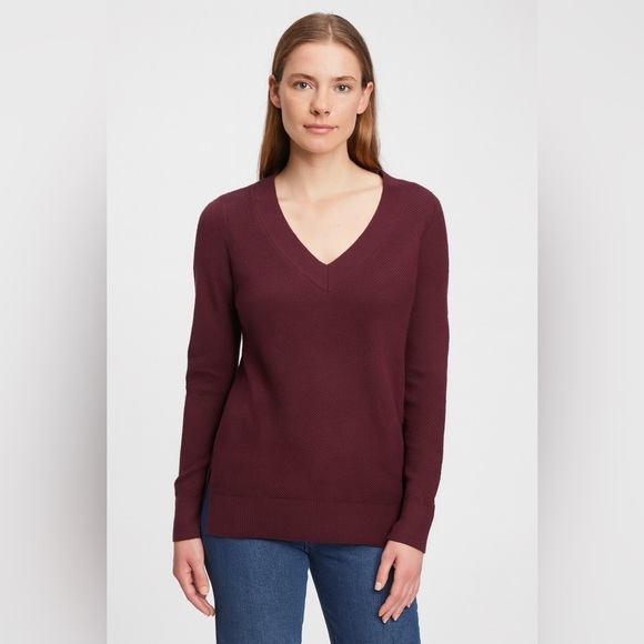 GAP Sweaters - Gap V-Neck Burgundy Knit Sweater.    Size-Medium